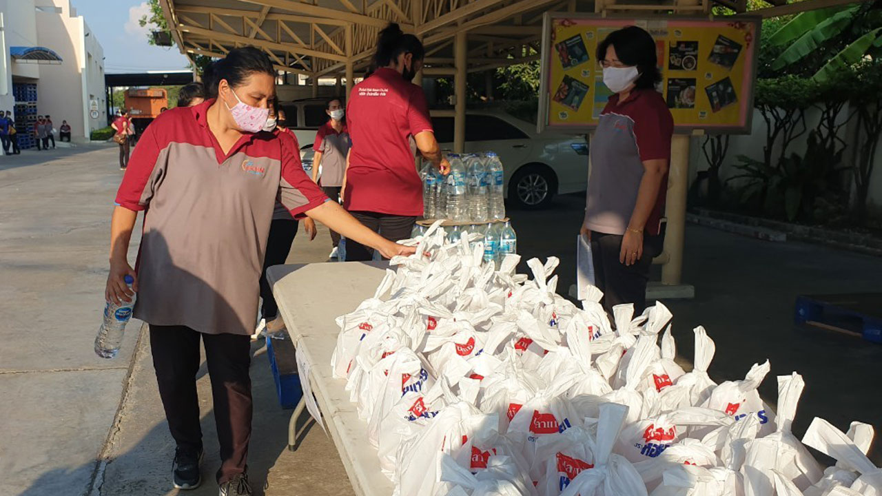 บริษัท น้ำปลาพิไชย จำกัด แจกไข่ไก่+น้ำดื่ม ให้กับพนักงาน Pichai Fish